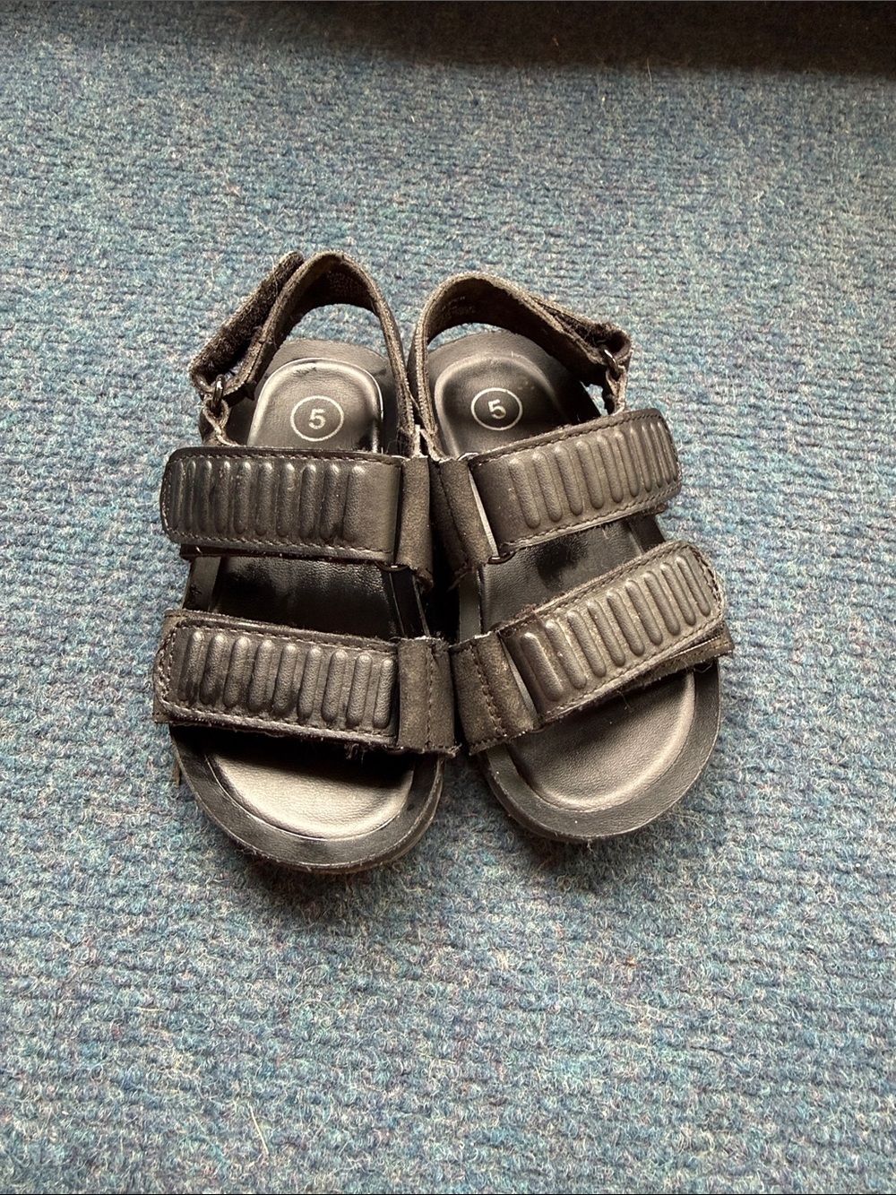 Size 5 boy shoes - Picture 4 of 4